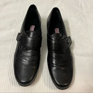 Munro woman's black leather slip-on shoes, women’s 8.5 SS